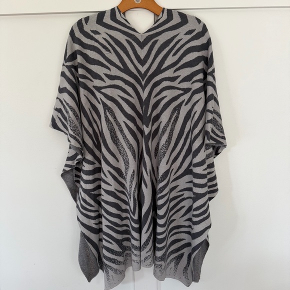 Chico's Women's Ruana Wrap Poncho Zebra Stripe Gray Embroidered Open Front S/M - Picture 7 of 9
